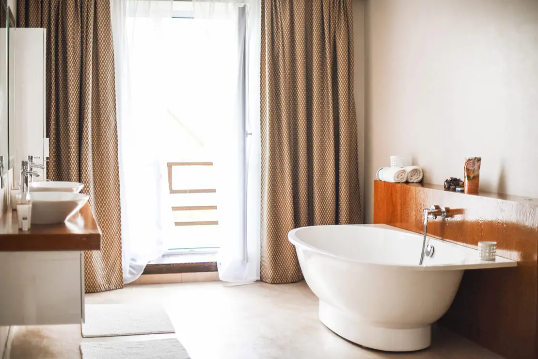 Salle de bain avec murs et sol en béton ciré beige à Toulon.